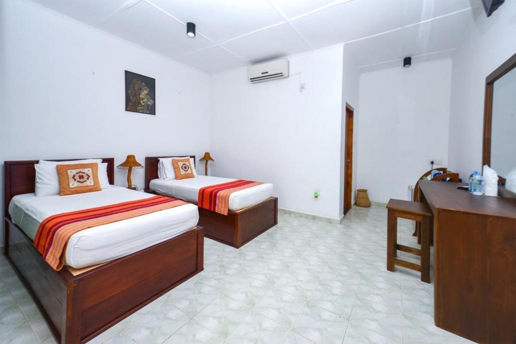 Jays Holiday Resort Habarana Bagian luar foto